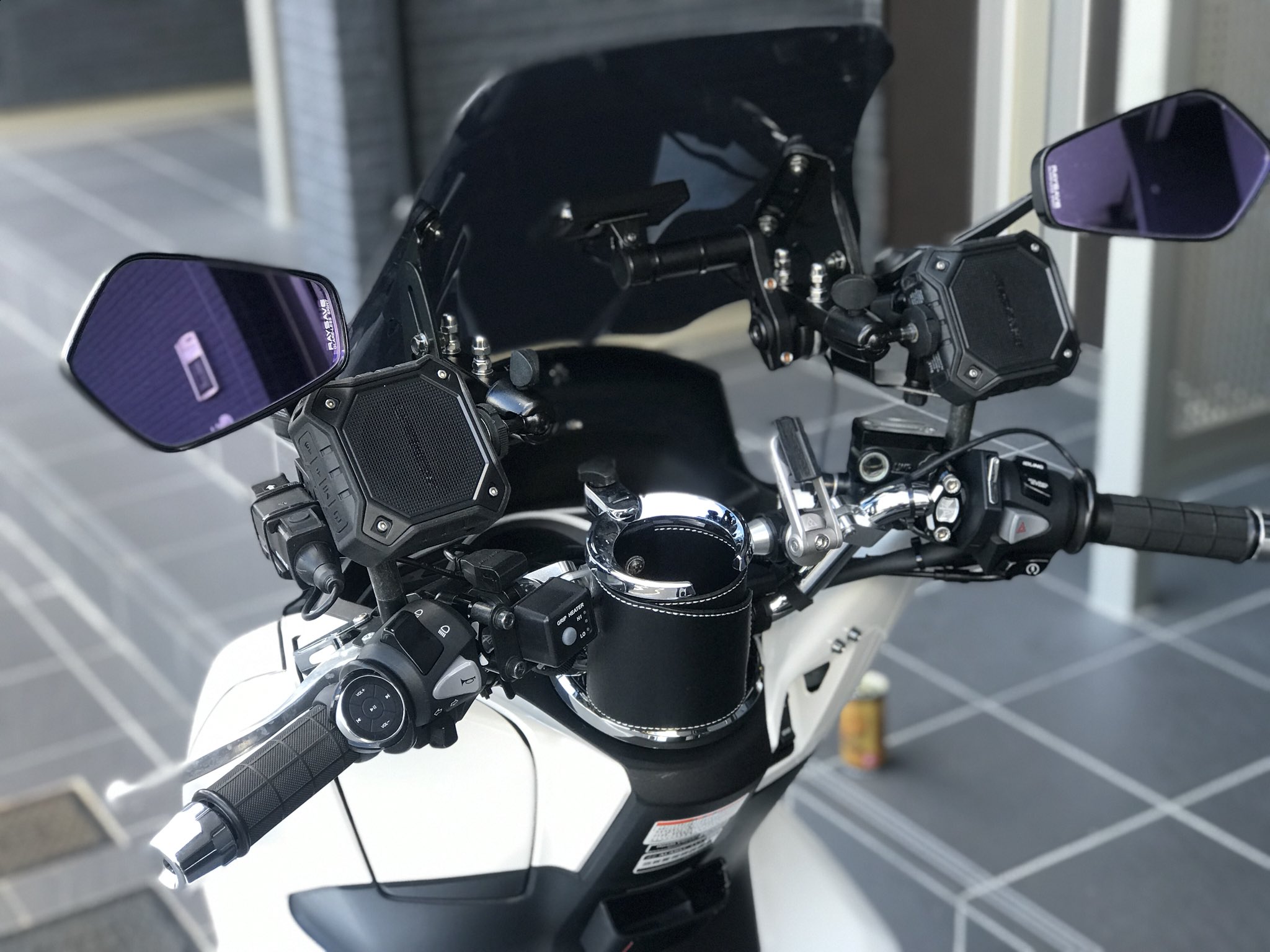 池田 怜史 Ar Twitter 地味なカスタムその2 防水ステレオスピーカー装着 爆音のバイク 用ではなくナビとかラジオが聴けたら良いので8wの防水スピーカーを2つ取り付けました 単品販売だけど2つをbluetoothで繋ぐとステレオ再生できます Pcx Pcx150 T Co