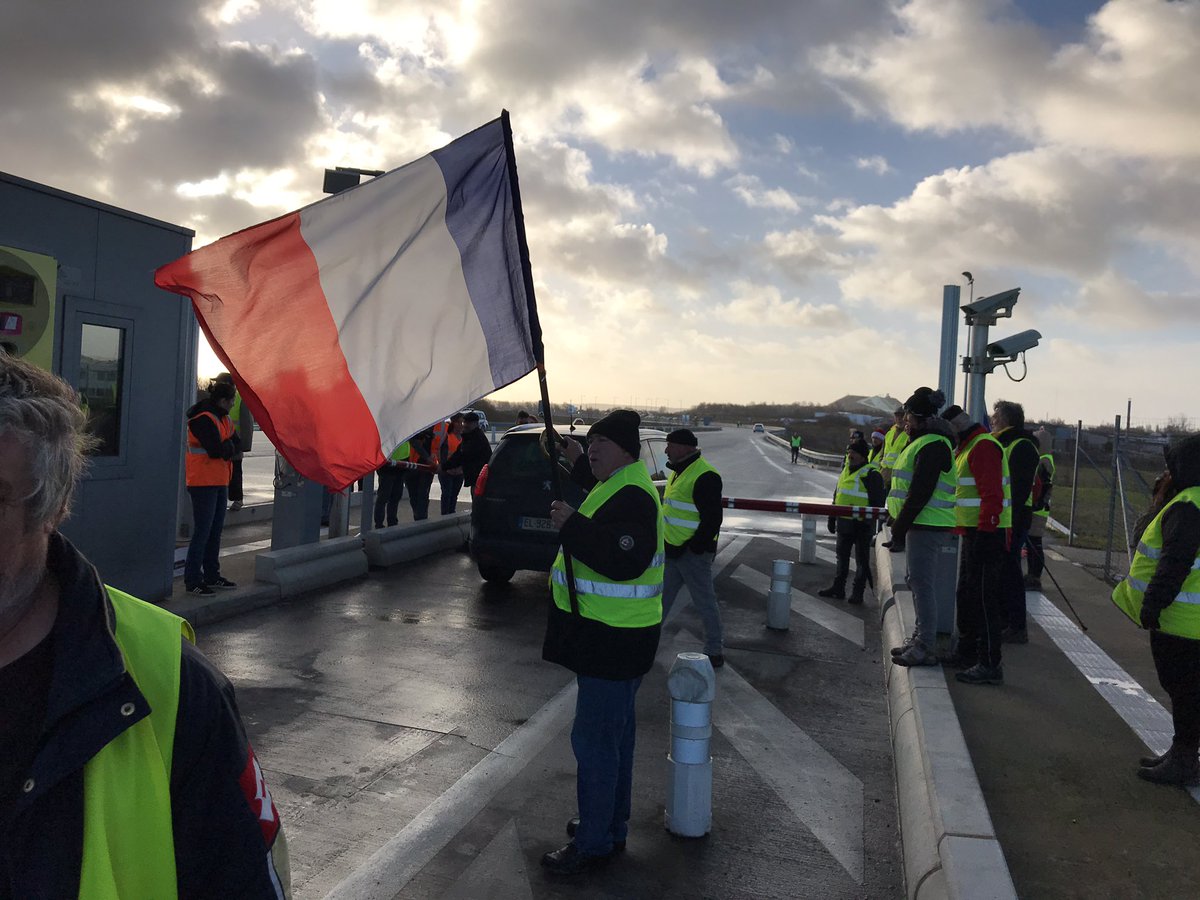 isamastin's tweet photo. La Sanef n’envoie pas de technicien sur place mais les #GiletsJaunes font opération péage gratuit à la sortie de l’A26 à #Noeuxlesmines Ils font la quête pour le Telethon https://t.co/lbqAZvlEMj