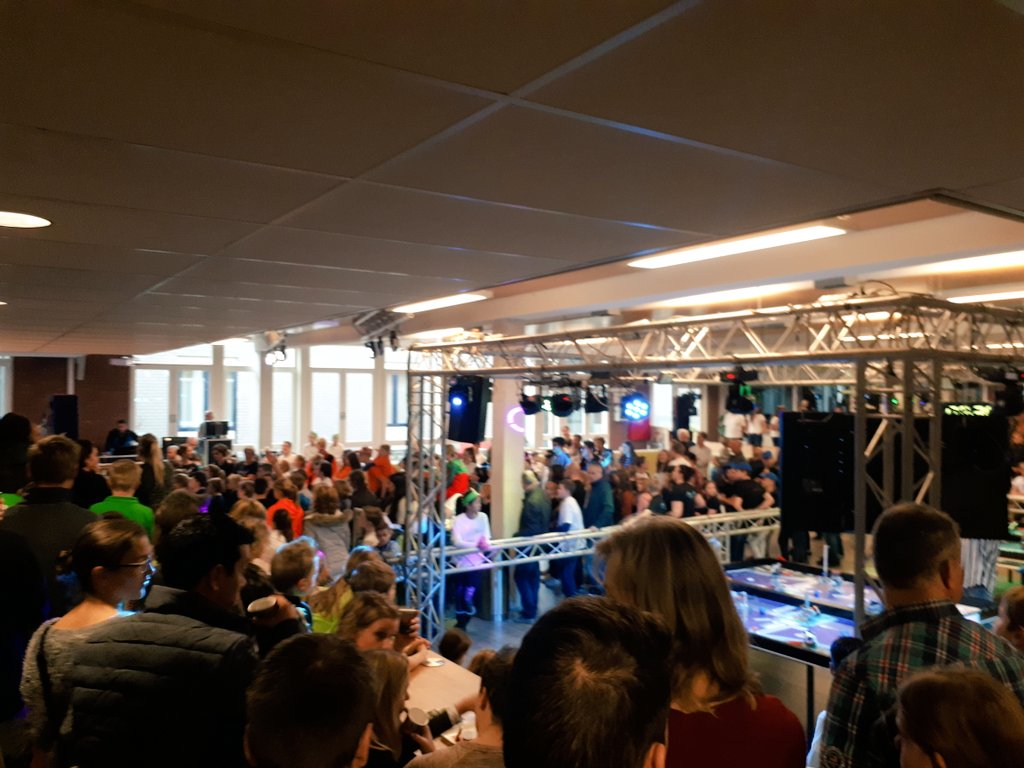 De #regiofinale #Helmond #FLL is van start bij @DeKempel. Vandaag samen met enthousiaste 3e jaars student Jorg onderdeel van de core values jury. Succes aan alle teams! #firstbrabant #first @WOWSTP