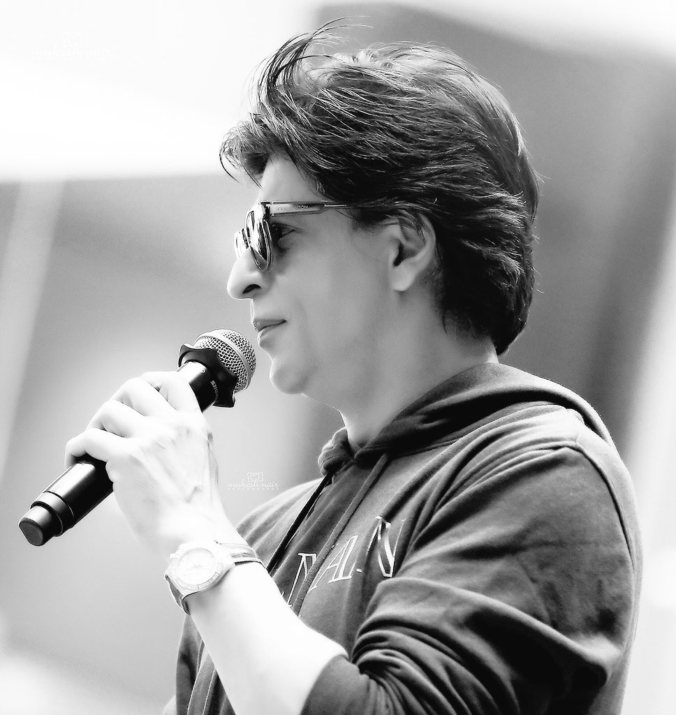srkfcudr's tweet photo. HQ Picture 2 :- King Khan @iamsrk in Kuwait for #Zero promotion! #SrkinKuwait #ZeroPromotion
#AgeJustaNumber #Charming #ShahRukhKhan #Dubai https://t.co/gHy6Kiy3w4