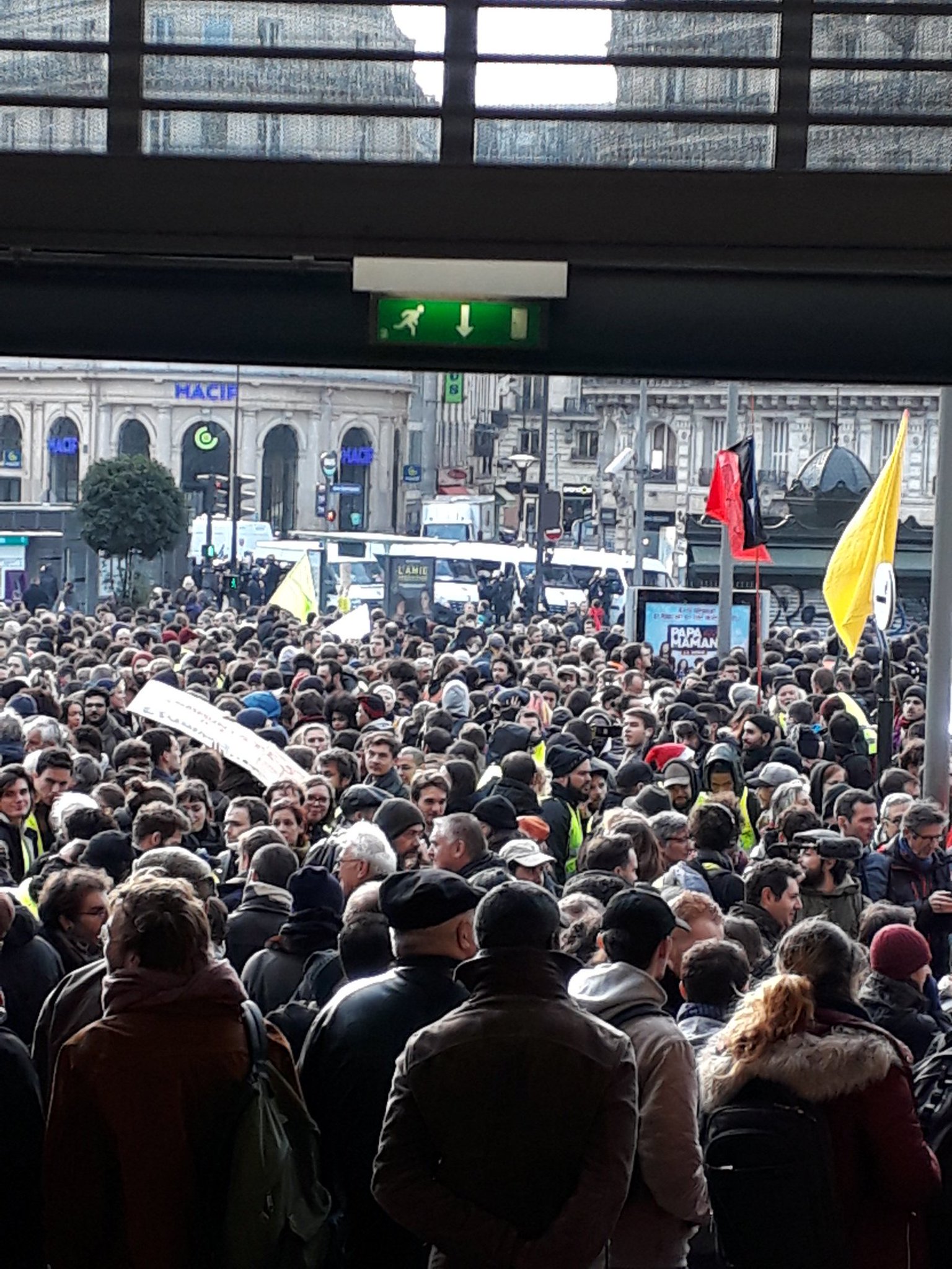 Nelly Terrier on Twitter "Le parvis de la gare Saint Lazare bondé