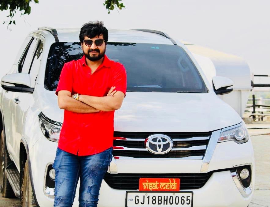 thedineshdesai's tweet image. संघर्ष की राह पर जो चलता है, वही संसार को बदलता है,
जिसने रातों से जंग जीती हो, सूरज बन कर वही निकलता है।

#VisatMeldi #Adisnanuparu #DineshDesai #BJPGujarat #BJYM