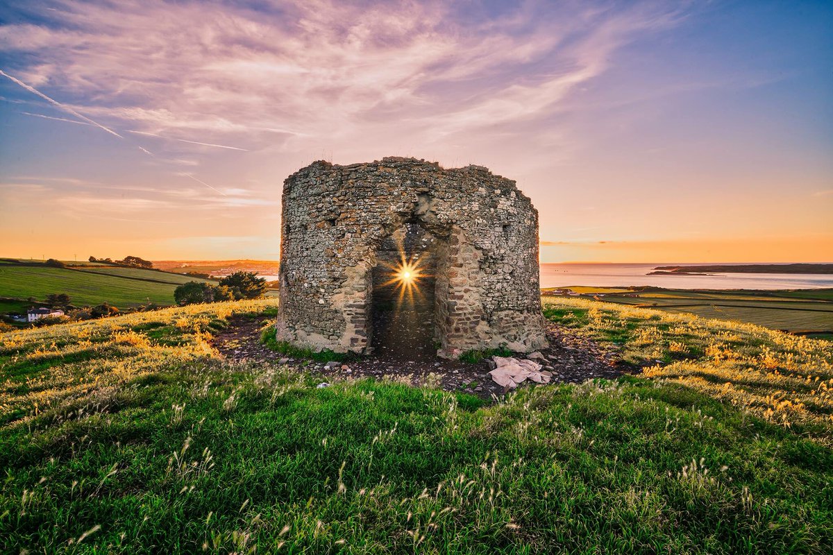 GreatDevonDays's tweet photo. This windmmill ruin above Instow is a great focus for a glorious @lovenorthdevon sky photo #DanKnight #SaturdayMorning https://t.co/xwxTpX3eeq