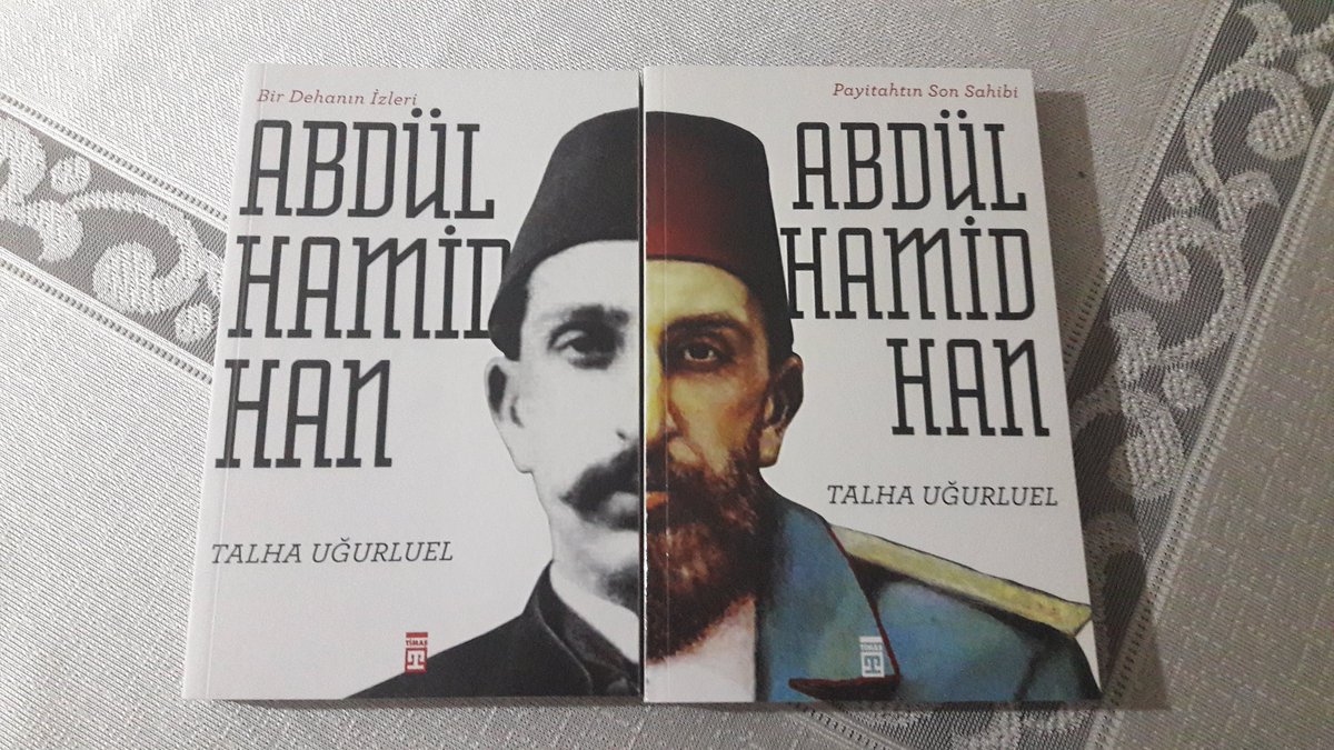 Sultan ll.Abdülhamid Han'ın Türbe Sandukası. Yanında Şehit Sultan 'Abdülaziz Han' ve Dedeleri 'll.Mahmud'un' Sandukası Bulunmakta.' ll. Mahmud Türbesi' Çemberlitaş da Ziyaretçilerini Bekliyor
#Osmanlıpadişahları
#SultanAbdülhamid 
#SultanAbdülaziz 
#payitahtınSonSahibi