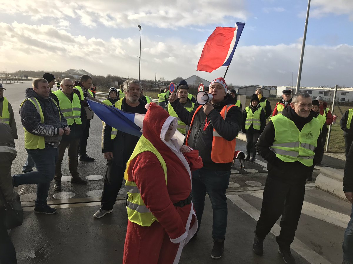 isamastin's tweet photo. Péage gratuit interdit donc direction le rond point d’Aldi entre #Noeuxlesmines et Sains. Les #GiletsJaunes plaisantent avec les gendarmes . Pas de barrage prevu juste un filtre et la quête pour le Telethon https://t.co/BrQ3CIYk4u
