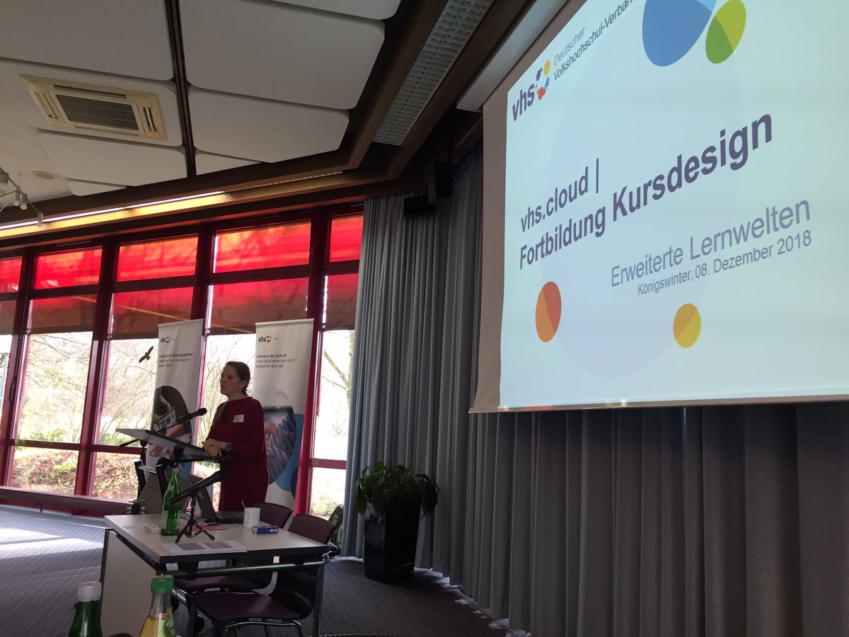 vhs_cloud's tweet photo. Charlotte Karpenchuk aus dem #elw Team gibt neue Materialien für #Kursleiterschulung zur #vhscloud an die Hand. #vhscloud2018 https://t.co/3kiG8DTwDB