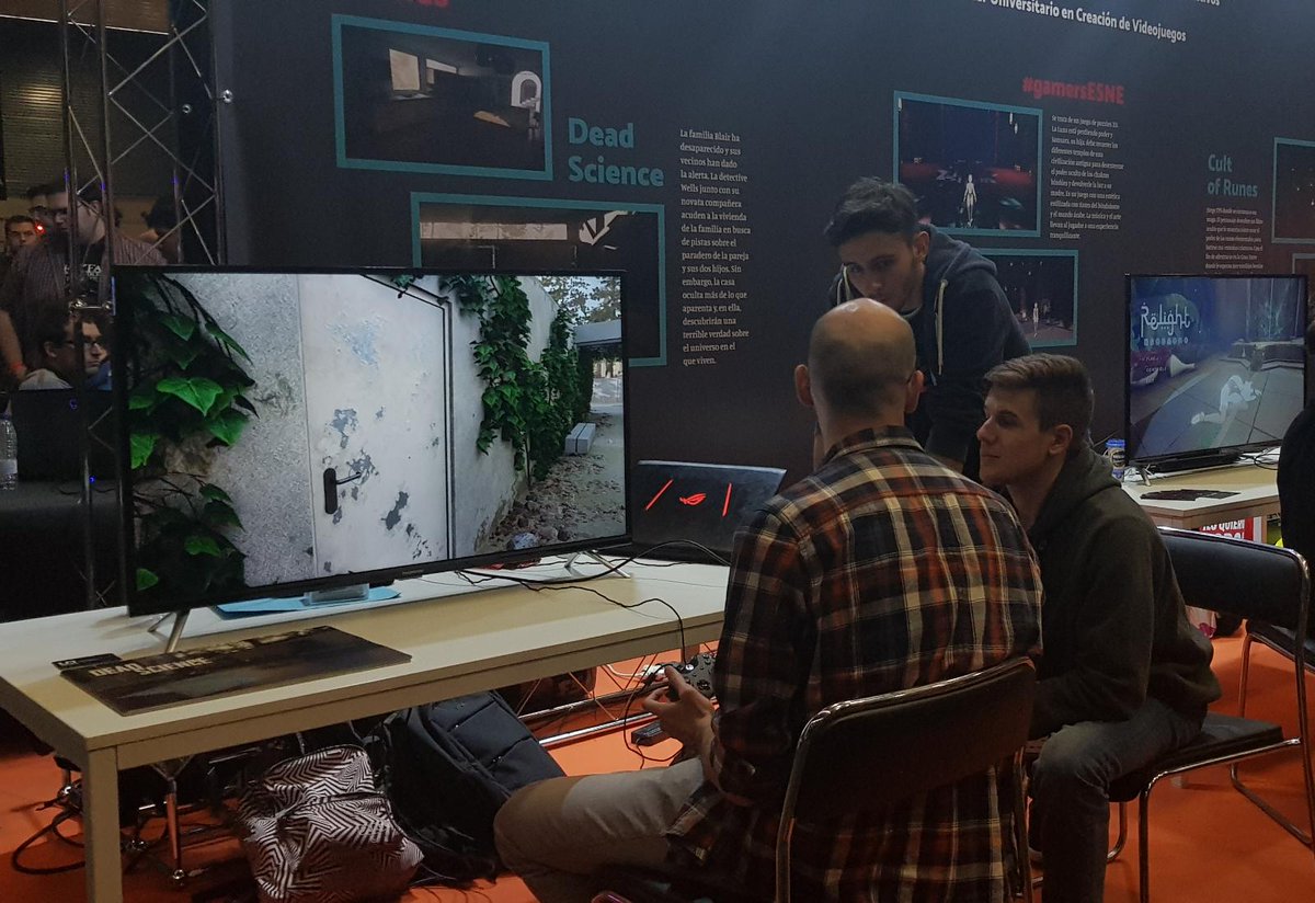 udit_es's tweet photo. Mario Palmeiro <evangelizador de @EpicGames> también se ha pasado por nuestro stand en @funandserious y ha probado 'Dead Science' de @unknown_outcome 🔝 https://t.co/63NwRhUbv4