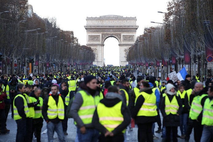 delafofa's tweet photo. When none of the fashion brands correctly guessed the latest trend from Paris.. #YellowVests #Fashion #ParisProtest https://t.co/KzflavCrOJ
