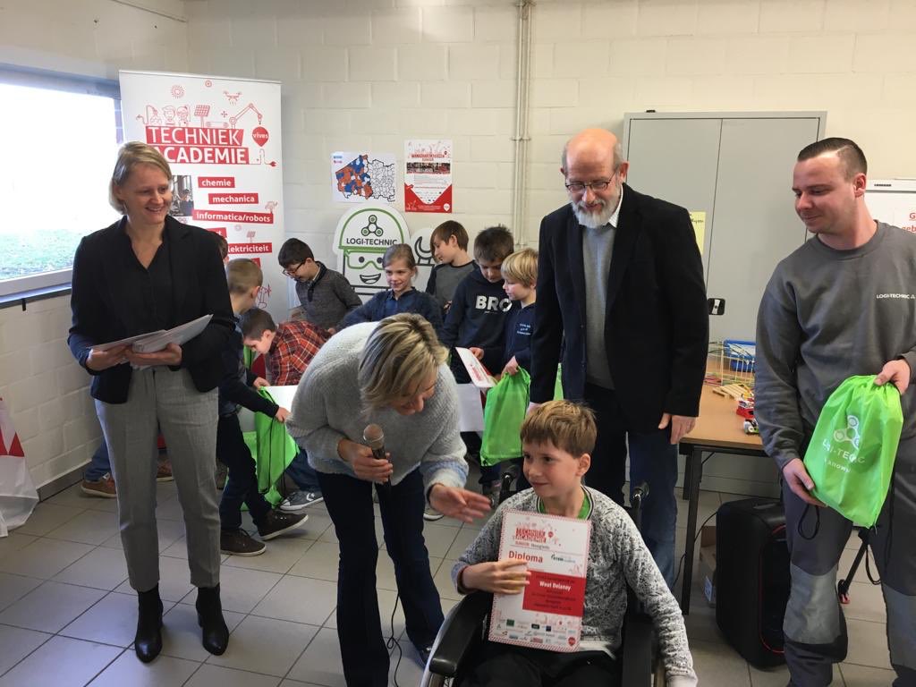 crevits's tweet photo. Het techniek-vuur verspreidt zich razendsnel in West-Vlaanderen. In iedere gemeente kunnen kinderen In de techniekacademie de eerste stapjes zetten in de wereld van techniek en wetenschap. De kinderen uit @hoogledegits zijn heel enthousiast! @viveshogeschool https://t.co/q3EsBzQDwk