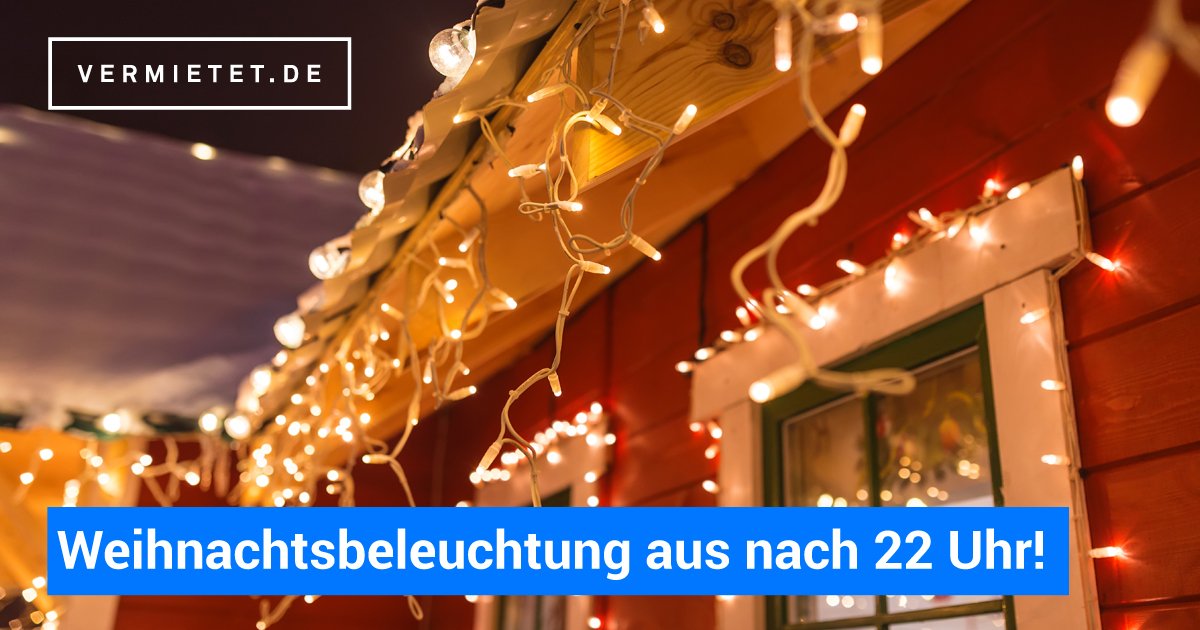 Immer schön artig bleiben: Die Weihnachtsbeleuchtung am Fenster und am Balkon muss um spätestens 22:00 Uhr ausgeschaltet werden, damit die Nachbarn in der Nachtruhe nicht beeinträchtigt werden. Das Gesetz sieht nämlich die Adventsbeleuchtung als Immission! 🎄💡