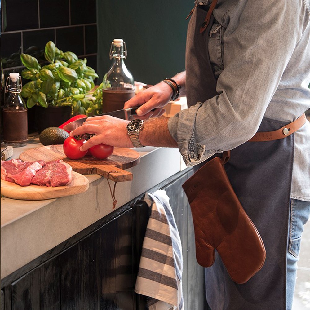 Koken in stijl doe je met ovenhandschoenen in leer.
markita.nl/daddys-leather…