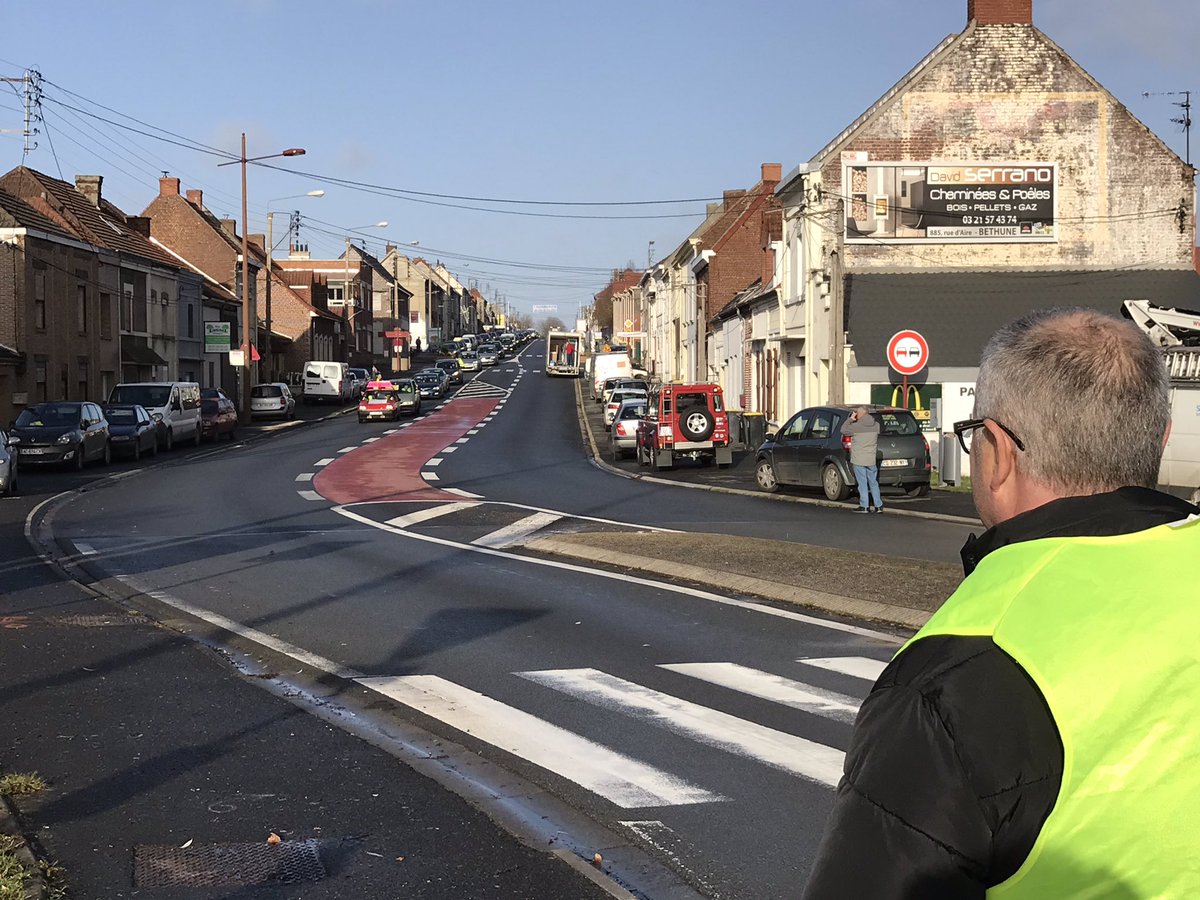 isamastin's tweet photo. Opération escargot sur la Nationale à #Noeuxlesmines avec les #GiletsJaunes https://t.co/DJZ6SiivId