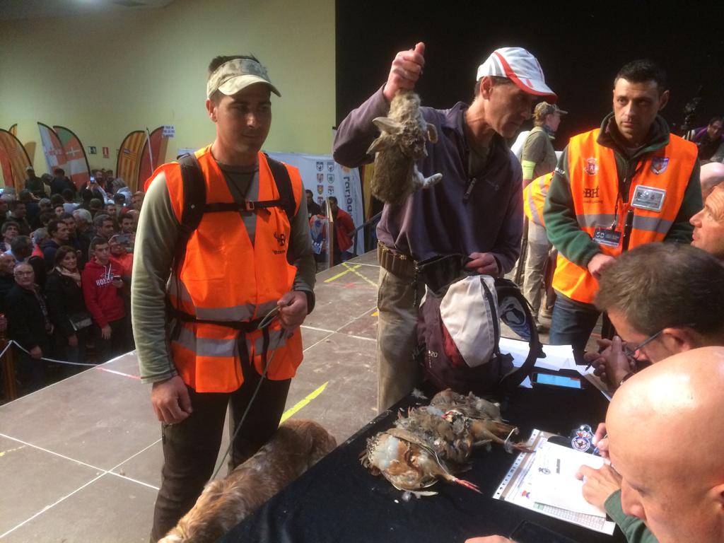 FCCaza's tweet photo. J.M.Cobo tercero en el campeonato de España de caza menor con perro. El pelo decidió el Campeonato. Tres conejos han separado a este cántabro del primer puesto. Sacrificio. compañerismo. equipo perro hombre,eso conocimiento del medio. Sra @Teresaribera  usted sabe lo que eso?? https://t.co/4iizZenV8Y