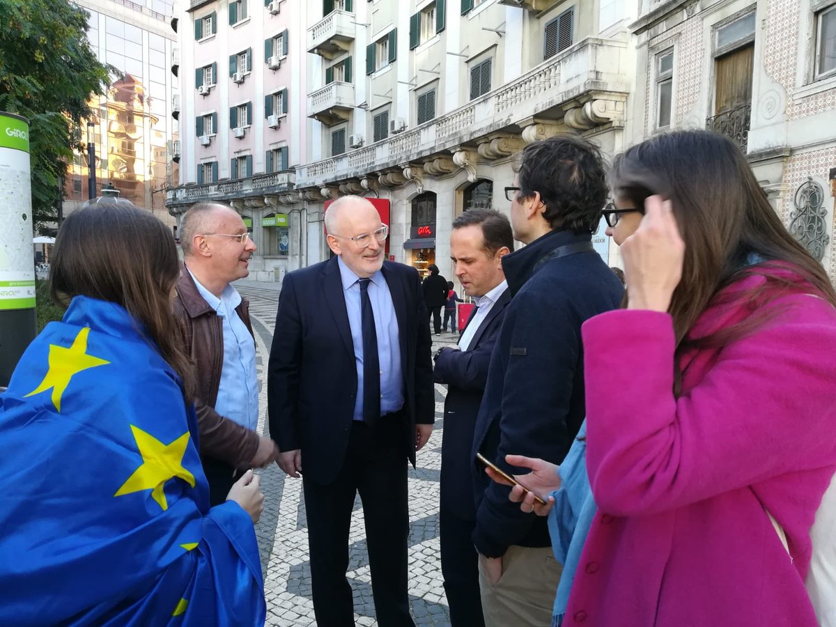 🚴‍♂️ O Primeiro Vice-Presidente da Comissão Europeia, Frans Timmermans, faz um percurso de bicicleta “Gira” para conhecer a cidade de Lisboa. 🇵🇹🇪🇺 Timmermans junta-se a Fernando Medina, Presidente da Câmara Municipal de Lisboa. 
#EUGreenCapital #Lisboa