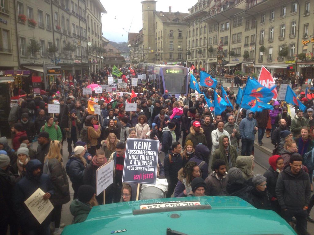 salam_swiss's tweet photo. Über 2000 Menschen demonstrieren gegen Ausschaffungen!!!
More than 2,000 people demonstrate against deportations!!!
Plus de 2 000 personnes manifestent contre les déportations!!! #Bern #Schweiz #Asyl #Deportation 
#DeportationsAreNotASolution https://t.co/XbwSn5f4c1