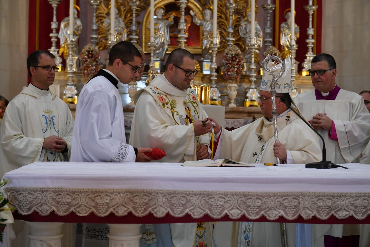 Archdiocese_MT's tweet photo. @BishopScicluna celebrates mass at the parish church of #Imgarr and appoints Fr George Schembri as the locality's new parish priest. https://t.co/IBrGNaORjo