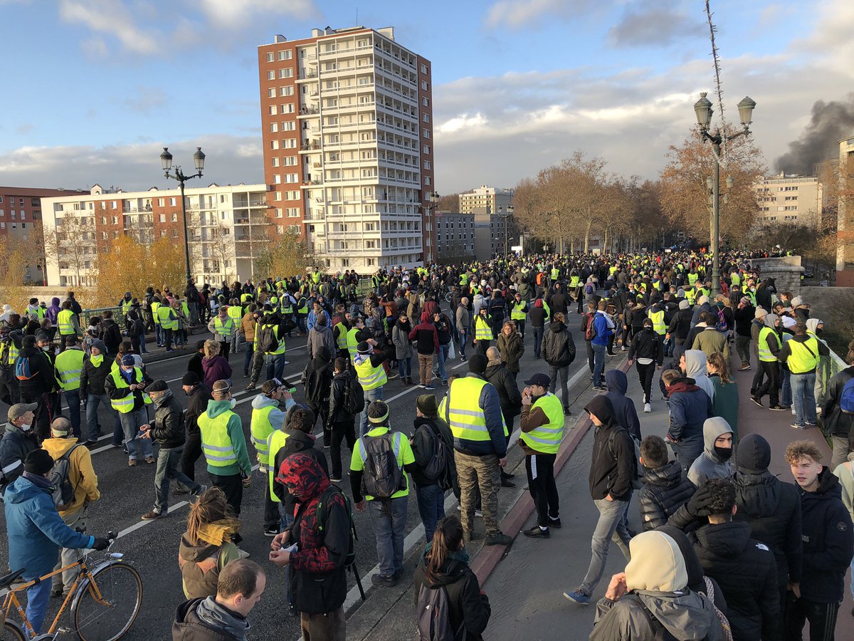 GermainCht's tweet photo. Après la charge des CRS les manifestants reculent #Toulouse #Manif #GiletsJaunes #Etudiants #8December2018 https://t.co/0SwgHtsCu1