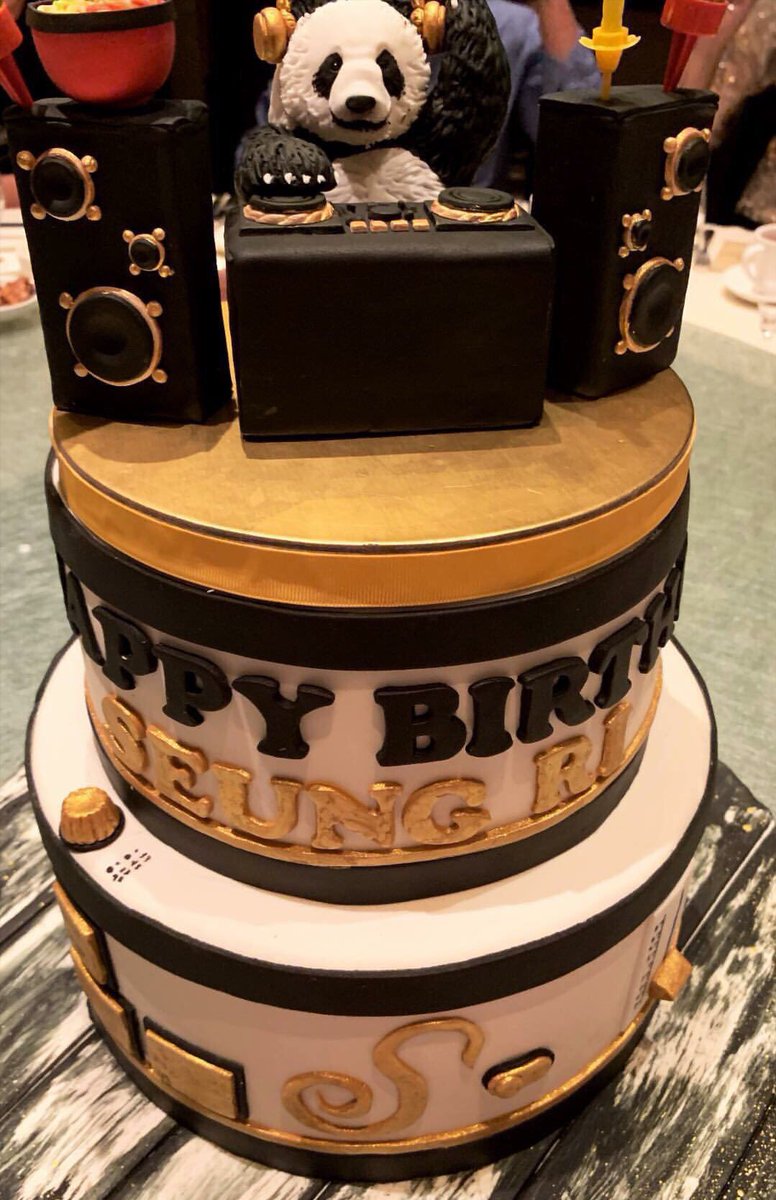 SRuselessinfo's tweet photo. 승리의 싱가포르에서의 생일파티를 위해 제작된 생일케이크이다. 싱크로율 1212%...🐼✨ https://t.co/Xvtin1FccJ