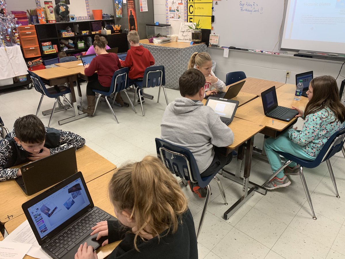 PrichardElemen1's tweet photo. 4th grade students in @LisaBaldwin10 ’s Science class creating google slides for a  presentation. What a wonderful combination of science and technology. #pyjpride https://t.co/F1jCSjBTSN