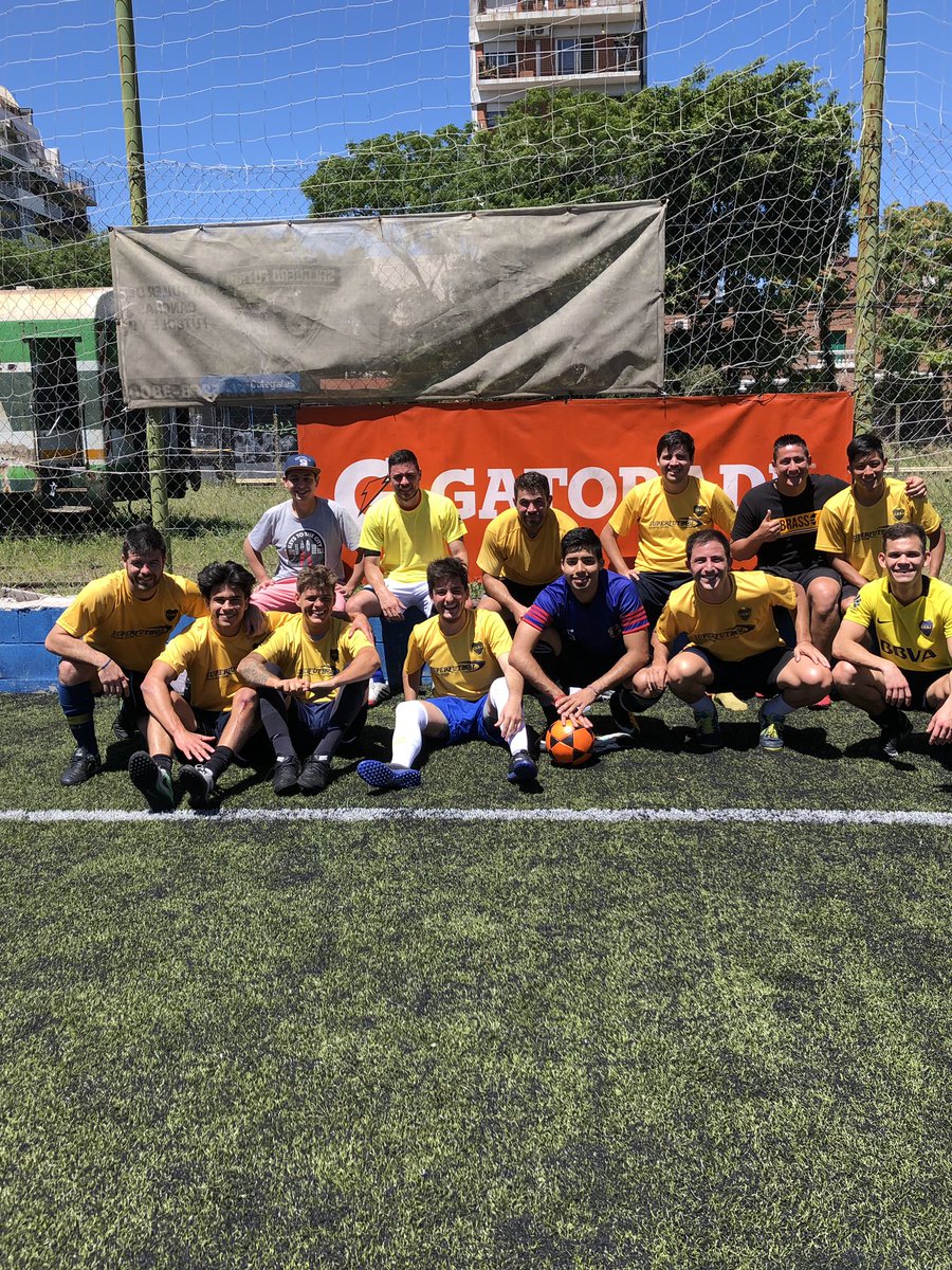 La_2933's tweet photo. Lindo y trabajado triunfo de 2933 frente a Fontanarrosa. Despidiendo al profe Lazaro que se vuelve para El Salvador 🇸🇻. Ahora rumbo al 5to asado. #29semueve33 https://t.co/hkebgqGmzx