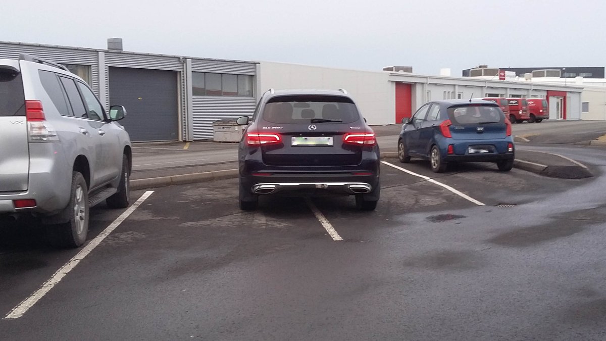 Þetta er pirrandi þegar leitun er að bílastæðum.