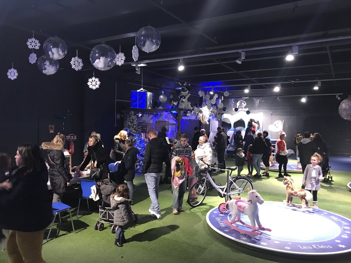 les_eleis's tweet photo. #SantaClaus is coming to town 🎶🎶🎶 affluence record autour du #PereNoel et de la #mascotte des #Eleis ! Bienvenue aux associations présentes : EpiTu l’épicerie solidaire des étudiants , l’Amf #Theleton et le collège de ST Pierre Eglise https://t.co/K0XImQ1yDK