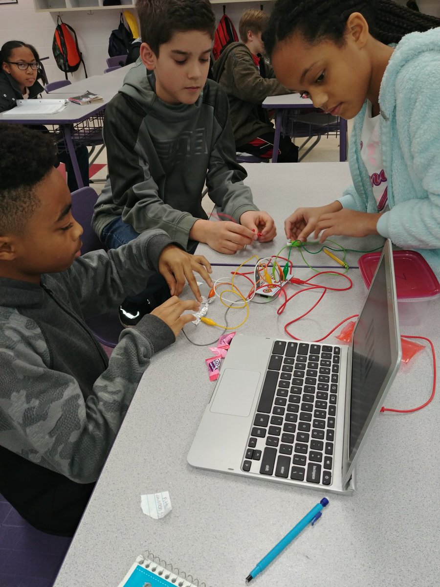 ChesserWRMS's tweet image. Computer Science Week was a hit with &apos;makey makey&apos;s&apos;!! Thanks Mr. Boan! #IDEALabWRMS #WRMSWolves #reynproud