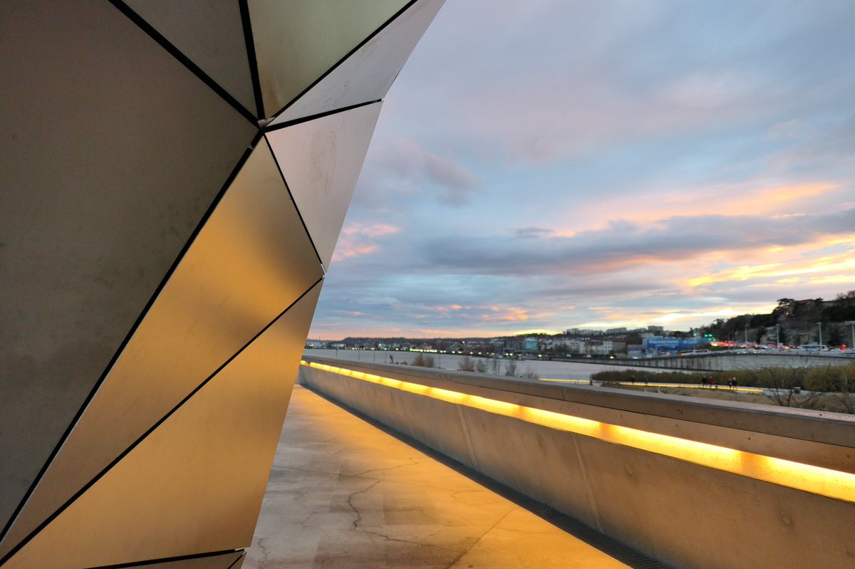 Tellement photogénique! Un autre regard 👀 sur #Lyon et son superbe musée des confluences #AuvergneRhoneAlpes