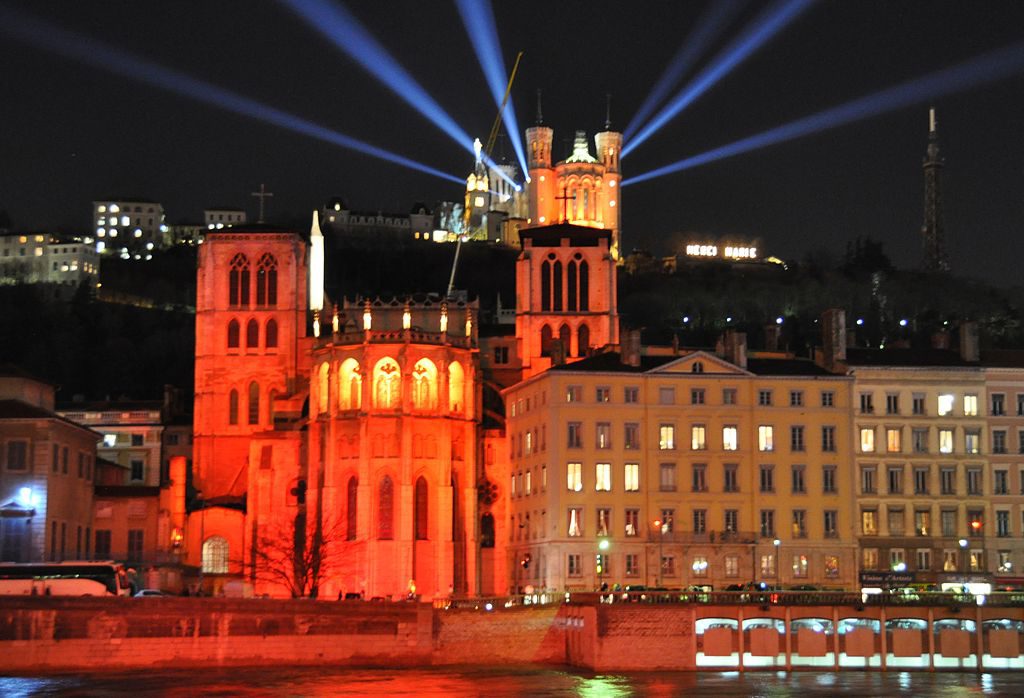 GeneaLogiques's tweet photo. Joyeuse fête des lumières à tous les lyonnais 🕯️ Pour tous savoir cet événement vieux de plusieurs siècles vous pouvez lire l'article de @secretsdelyon Photo : @numelyo https://t.co/FLcnfWBZHt https://t.co/6gw7DH0CKs
