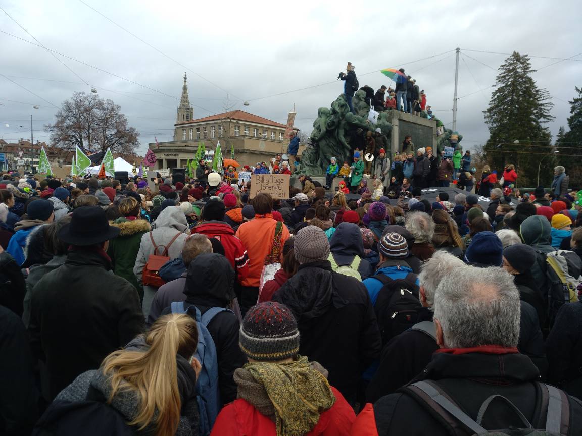 WWF_Schweiz's tweet image. Über 1000 Menschen stehen am #klimaalarm in Bern ein fürs Klima!