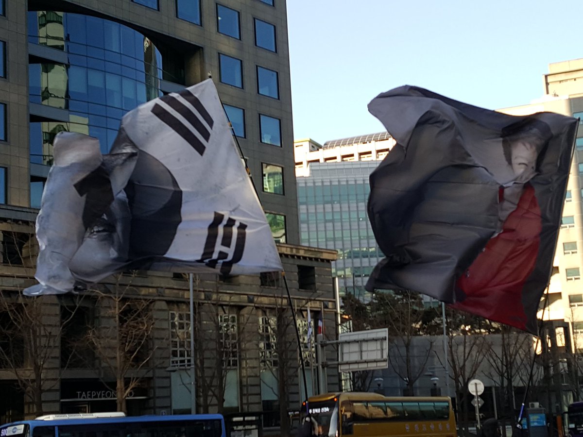 자 보아라 
똑똑히 이래도 대통령님을 묻고 가자는것이냐
너거들이 헛소리할때마다 이 깃발은 더 커질거다
알겠냐 
오늘 수고하신 박바라기팀들 감사합니다