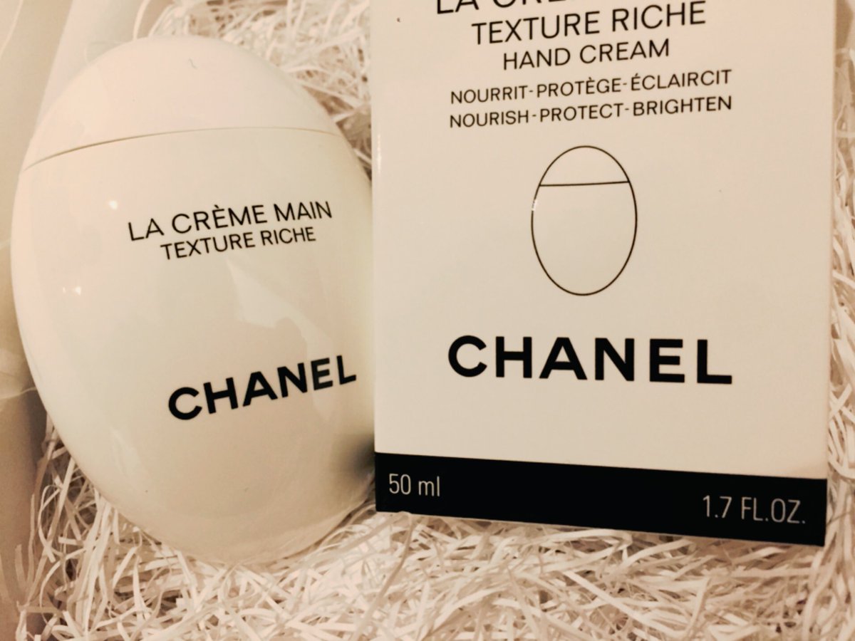CHANELの
ラ クレーム マン リッシュ ◡̈⃝

なにこれーー
衝撃的に良すぎる！！
サラッとしたテクスチャーなのに
塗った瞬間から潤いまくりです✧︎*。
全然べとつかず、感動✧︎*。
上品なローズの香りですᙏ̤̫͚ ♡゛
#美容好き
#CHANEL 
#美容女子