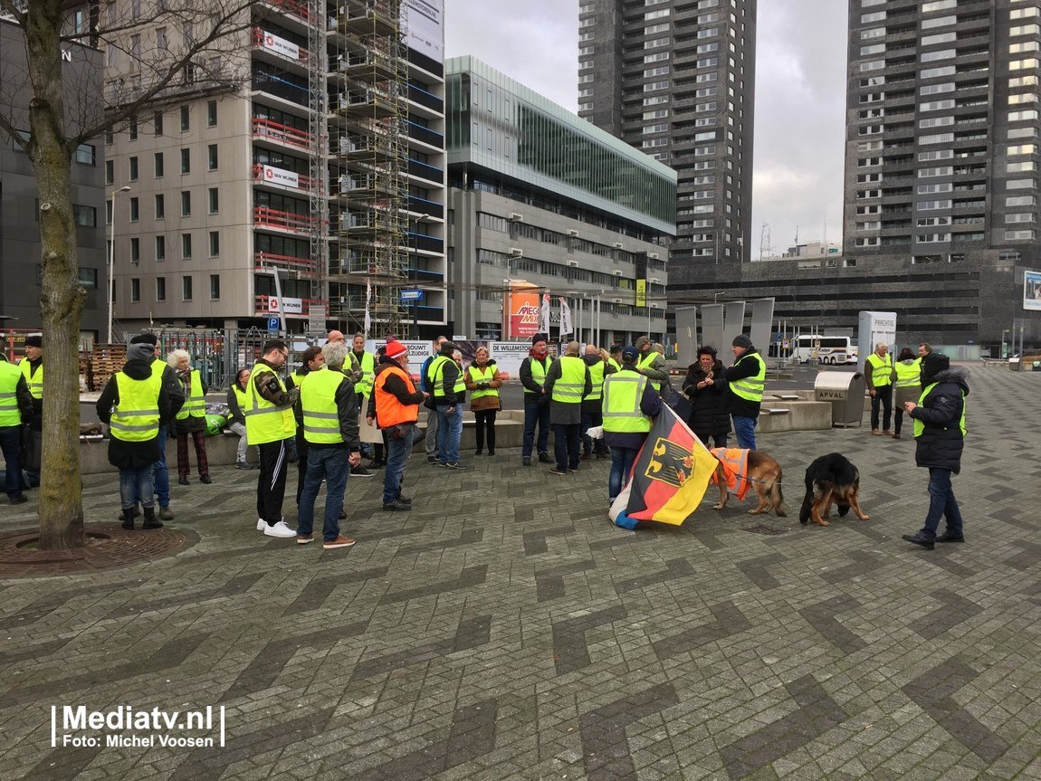 domblond2's tweet photo. Van enig historisch besef geen sprake in Rotterdam. #gelehesjes lopen zonder schaamte achter de adelaar, het symbool van de Nazisch, verantwoordelijk voor het plat bombarderen van deze stad.  #GeleVestjes #gelehesjesnl https://t.co/TfldXTzD9r