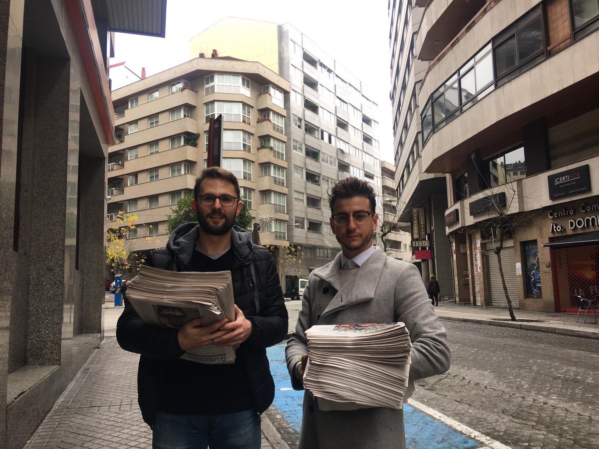Hoxe os nosos compañeiros de @NNXXdeOurense estiveron repartindo os Xornais do @PPCidadeOurense polos Barrios da nosa cidade, para dar a coñecer o enorme traballo de @jesus_ourense na nosa cidade, un traballo por un #OurenseConSentidiño
