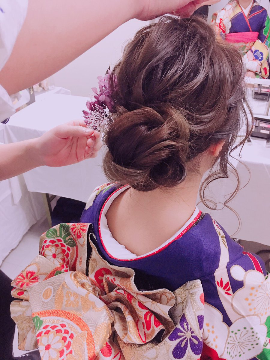 村上そよかnico 前撮り会のヘアメイク中 髪の毛でお花ができてるーーー めーちゃーめーちゃーかわいーーーーー 今日もこっそりと大暴れしました コッソリと 楽しすぎた ヘアアレンジ 成人式 髪型 ブリザードフラワー 髪