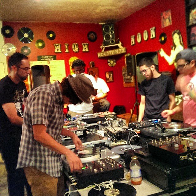 ARTofSKRATCH's tweet photo. @official_art_of_skratch
#flashback
Very first #AOS
#Artofskratch
#ftk #fulltimekutterz session
#texas #houston
#heightsvinyl
5yr #anniversary on deck
W #skratchsociety
#community #cultute
#skratchouston
Full #detalis
#TBA
#staytuned
Rt https://t.co/wb1svJNN6F