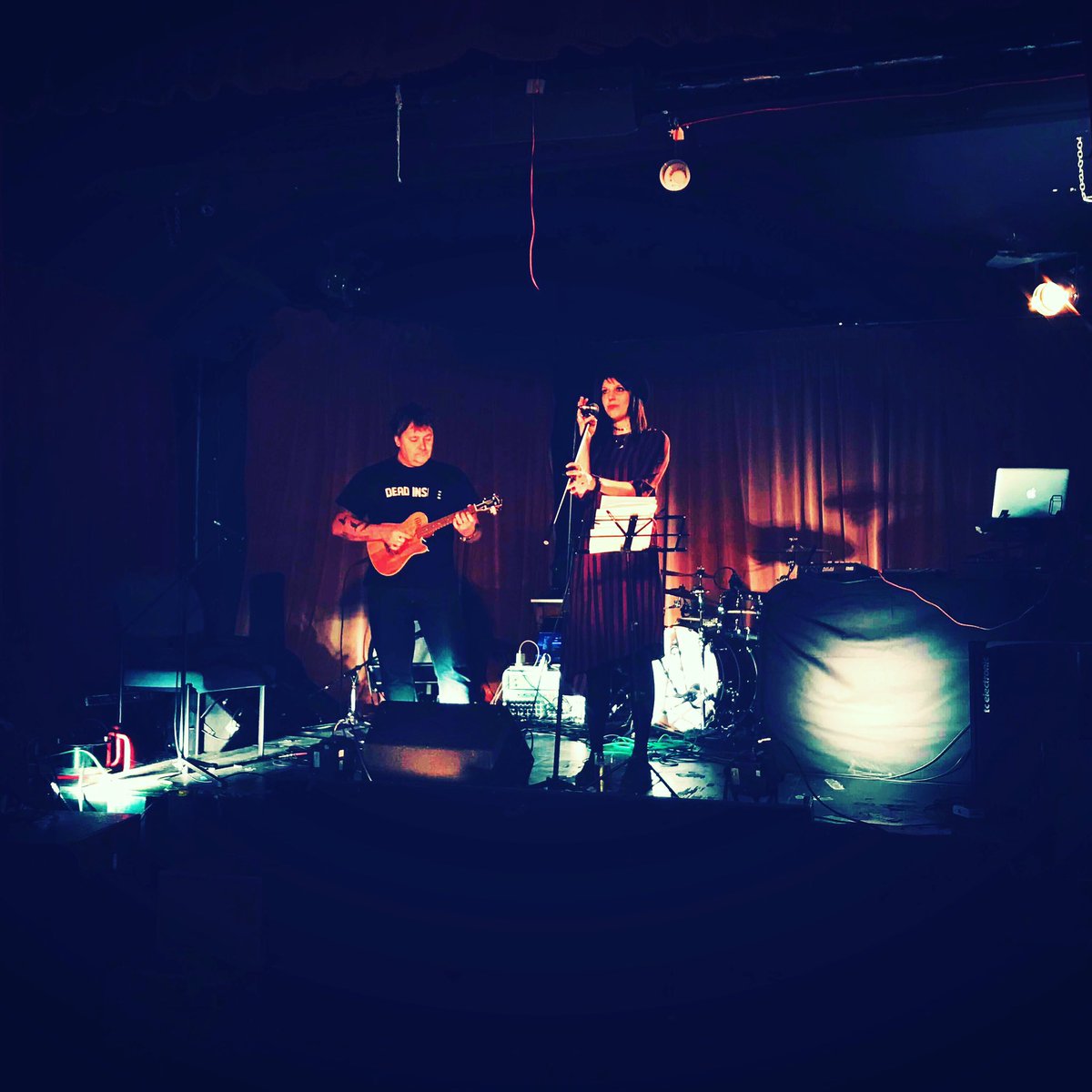 chloehazel22's tweet photo. We performed a set at The Railway Pub in Southend for HARP Charity! There were some fab musicians and we had a bloody good laugh! #scarletcoast #music #charity #fun #ukelele #singer #vox #weirdlighting https://t.co/NC9i16vSST