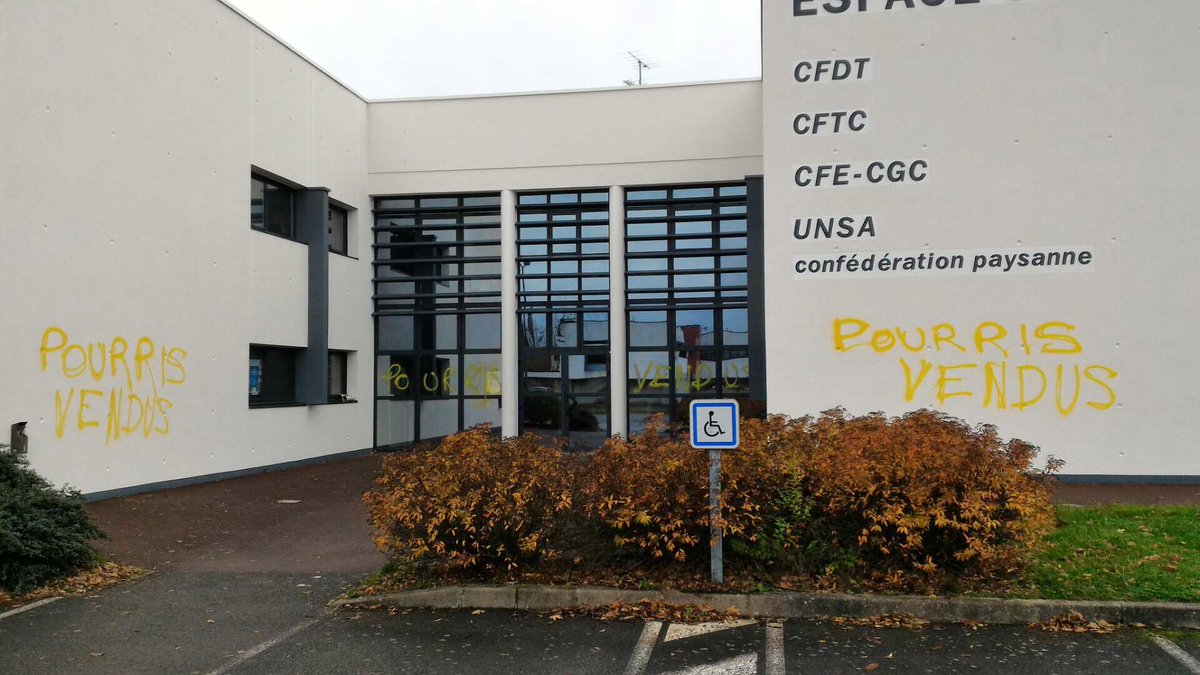 RondelCFDT's tweet photo. La maison des #syndicats taguée cette nuit à ⁦@StBrieucVille⁩ @CFDTCotesdArmor⁩ ⁦@CFECGC⁩ ⁦@UNSA_officiel⁩ ⁦@SyndicatCFTC⁩ ⁦@ConfPaysanne⁩ En démocratie, aucune violence, quelle que soit sa forme, n’est admissible. ⁦@SH_CFDT⁩ https://t.co/xFnXEdjBKc