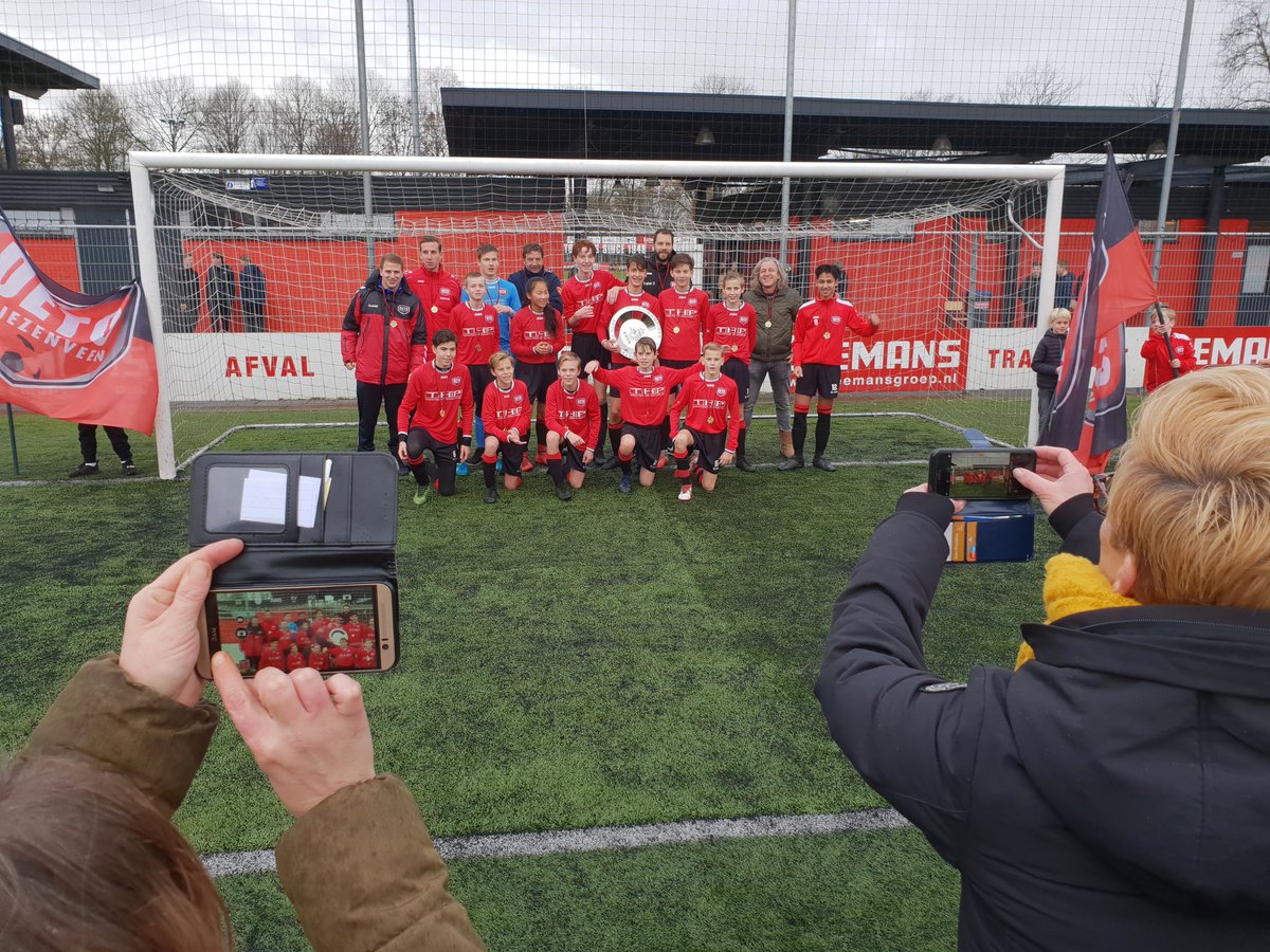 Na een 3-1 overwinning is DETO JO15-1 kampioen! #kampioen #toppers #koenkampioen