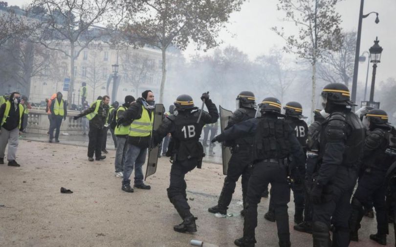 LaSouche84's tweet photo. #8dec2018
Les #GiletsJaunes pacifiques sont parqués comme des animaux et gazés. C'est ça le pays de la liberté d'expression ? Quelle honte !
Même les pires dictatures n'osent pas ces méthodes.
Macron ne pourra pas rester au pouvoir après ces scènes.
#MacronDestitution https://t.co/quJCFkm5Nn