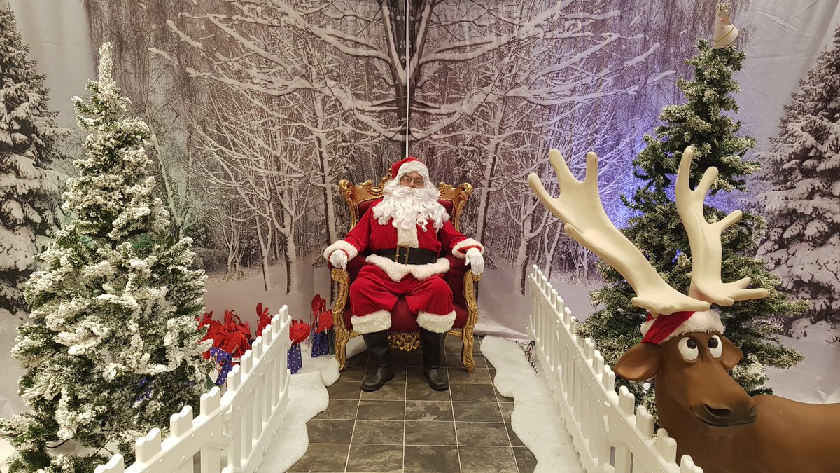 mwchorley's tweet photo. Santa is in his grotto and the #ArtVenturers @ARTv_Preston are making Christmas hats. It's all FREE so come on down and join in with the festive fun at our grotto next to @hsamueljeweller 🎄🎁🎅☃️#christmas #santa #arts #crafts #free #MarketWalk #Chorley #Lancashire https://t.co/DXMSfTy85j