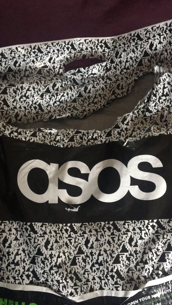hollymarkham95's tweet photo. @YodelOnline take it your driver didn’t like my ASOS parcel! Received an email saying it had been delivered when it hadn’t and 10 minutes later this is what it turned up like!! Appalling service! https://t.co/RcEEaHGgCh