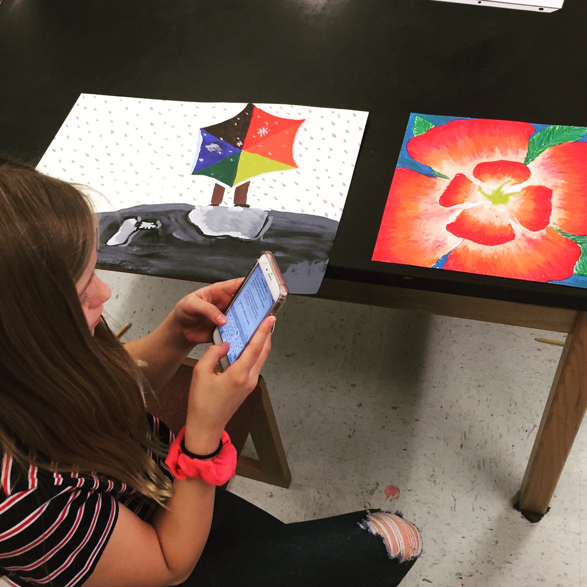thomaslovesart1's tweet photo. I know having devices in the classroom can be a pain, however I’m taking advantage of it! @mdashack & I designed a google form for Ss to self evaluate, then I fill one out & BAM, I have a #google sheet w/ grades and images all linked! #gamechanger #iamdsisd #wearedsms https://t.co/lIkxHrvH9S