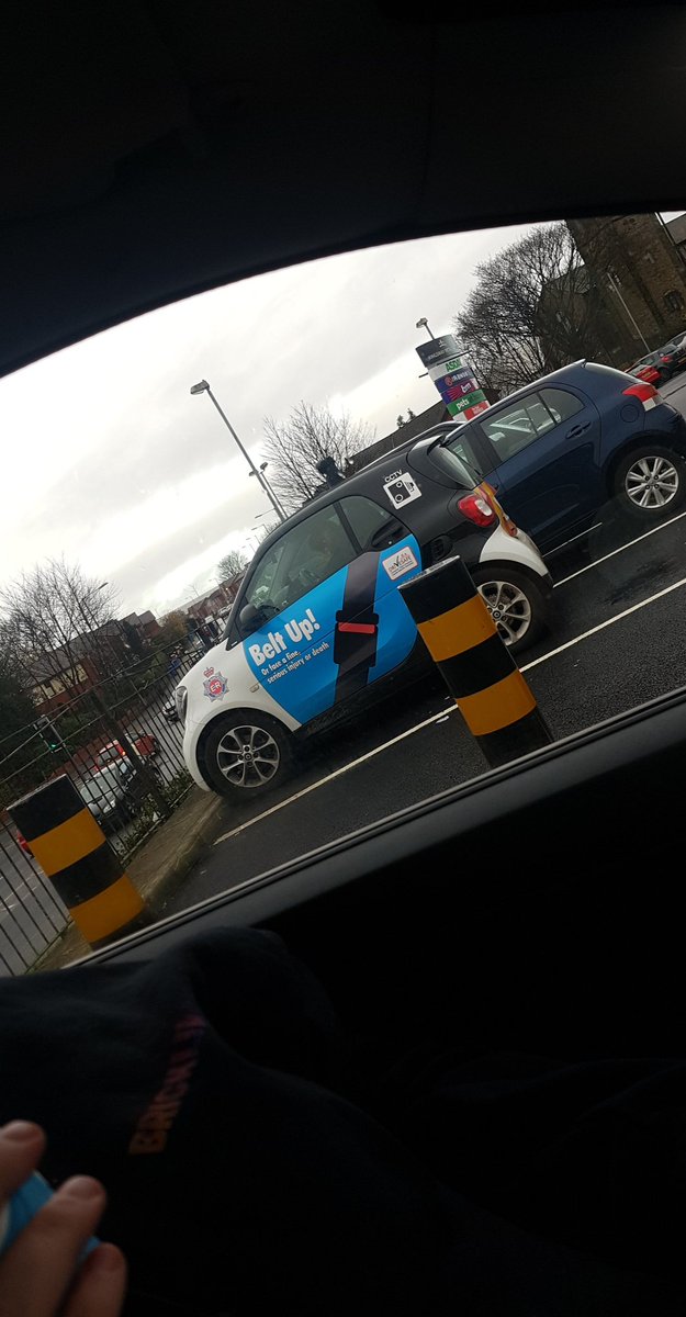 roxyjames85's tweet photo. @gmpolice 
Sat in kingsway retail park in rochdale, camera facing the road. Get off ya arse and walk the streets, and they say they have no resources, no cos ya sat in cars in car parks.. #unitedkingdomtoday #whatourcountryhasbecome #ourforces https://t.co/rF7ZmQfqIj