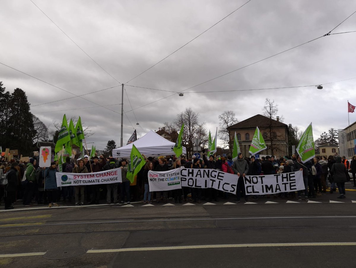 luzian_franzini's tweet image. CHANGE THE SYSTEM NOT THE CLIMATE - @GrueneCH und @jGruene_jVertEs am #Klimaalarm in Bern. Jetzt auch noch Petition unterschreiben: 🖍💯 riseforclimate.ch