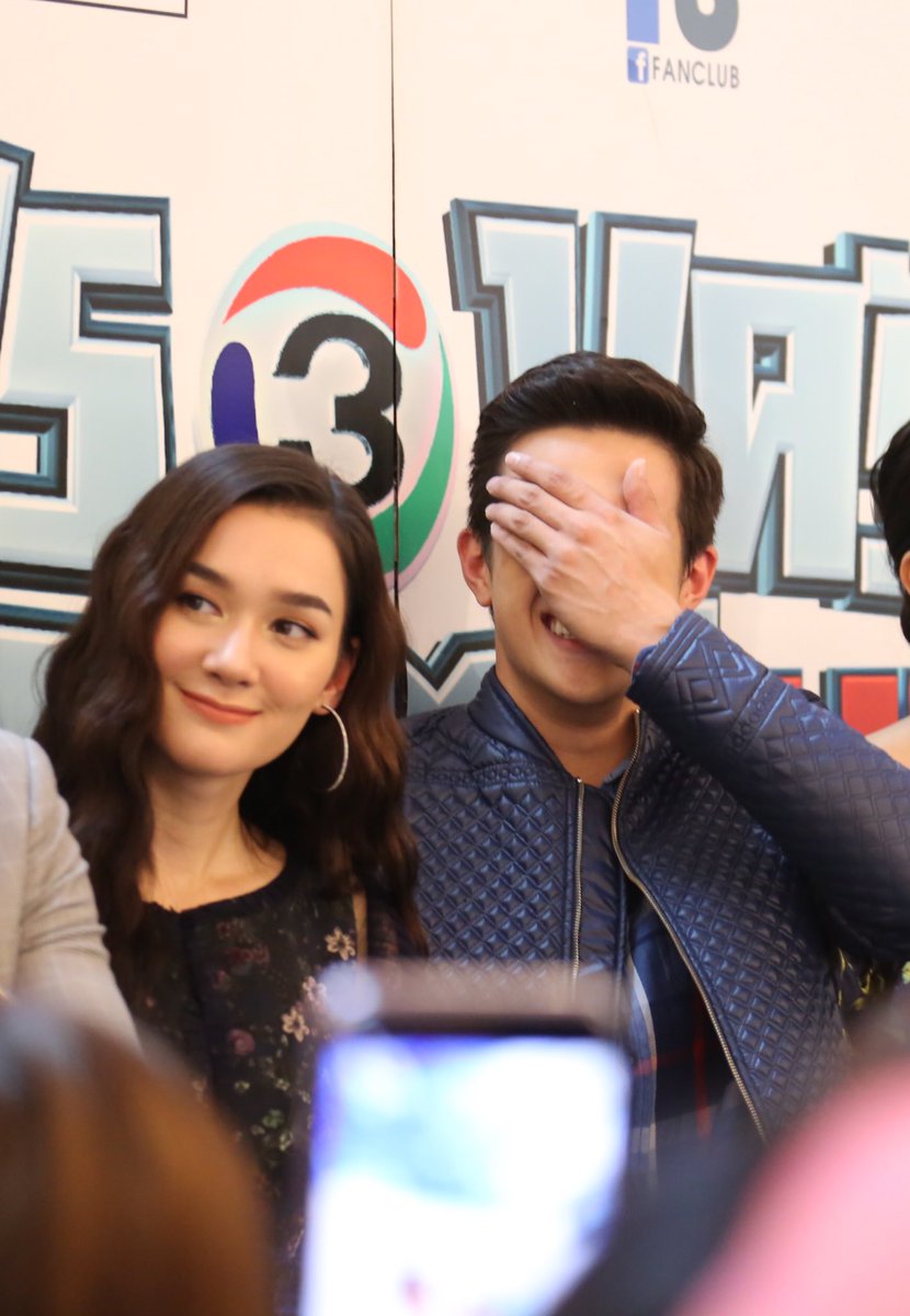 จังหวะยืนคือ .. รูปคู่ ไม่มีดีดีเลย .. เห้ออ..  ถ้าน้องไม่หันมา ก็อิพี่ไม่อยู่นิ่ง .. 😂😂😂