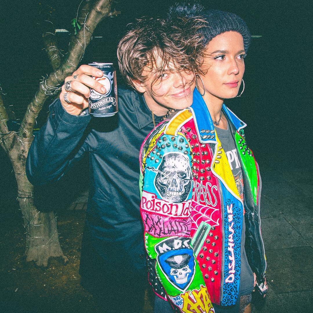 Universal Music Japan ホールジー が ヤングブラッド Yungblud との2ショットをシェア Yungbludはロンドンを拠点に活動する19歳 今年デビューアルバム 21st Century Liability をリリース Netflix人気ドラマ 13の理由 シーズン2のサントラに