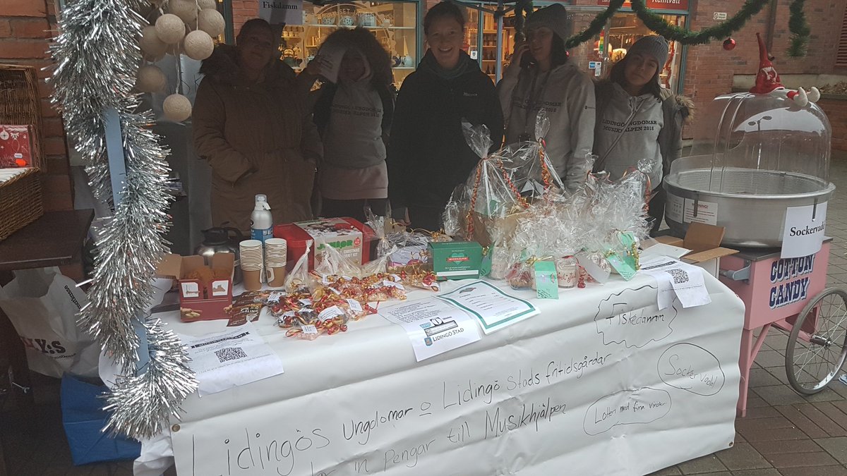 Ungdomar med hjälp av fritidsledare från fritidsgårdarna jobbar med Musikhjälpen på Julen i centrum.