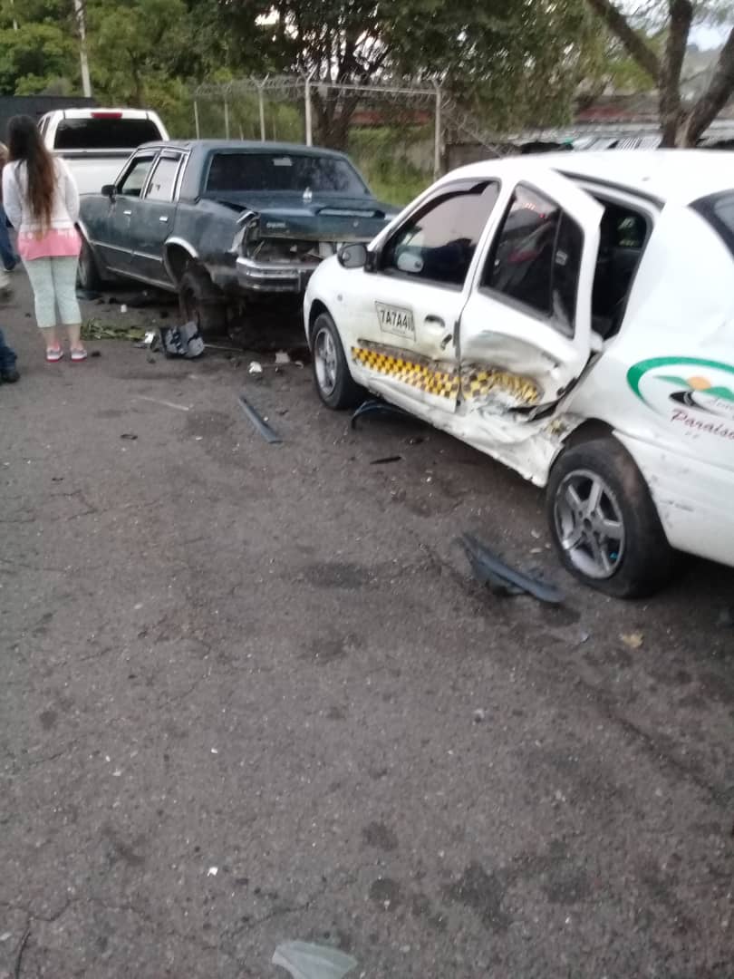 TachiraNews's tweet photo. #HaceMinutos #8Dic Accidente de tránsito en la Autopista Antonio José de Sucre #Tachira afecta varios vehículos en cola de #gasolina https://t.co/mHTCQkOzlw