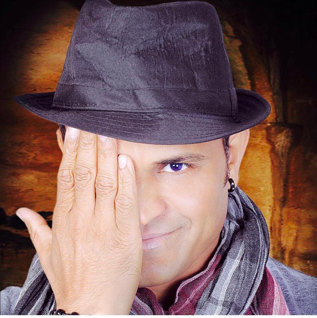 DevKumhar's tweet photo. An actor wear a mask of his characters.
#SaturdayStyle #ActorsLife #DevKumhar #India #Kuwait https://t.co/7wys22Rn49